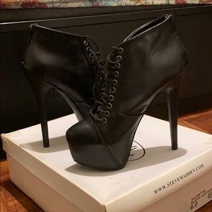 Secretve Steve Madden boot/heel
